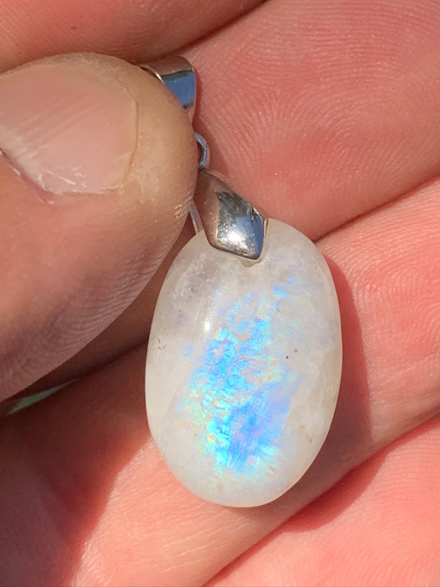 Labradorite blanche/ pierre de lune, pendentif en 'cabochon percé' de 40mm x 19 x 8. Qualité AA à AAA, vendu avec cordon réglable de couleur noire !