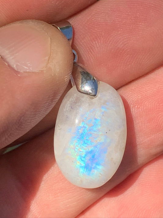 Labradorite blanche/ pierre de lune, pendentif en 'cabochon percé' de 40mm x 19 x 8. Qualité AA à AAA, vendu avec cordon réglable de couleur noire !
