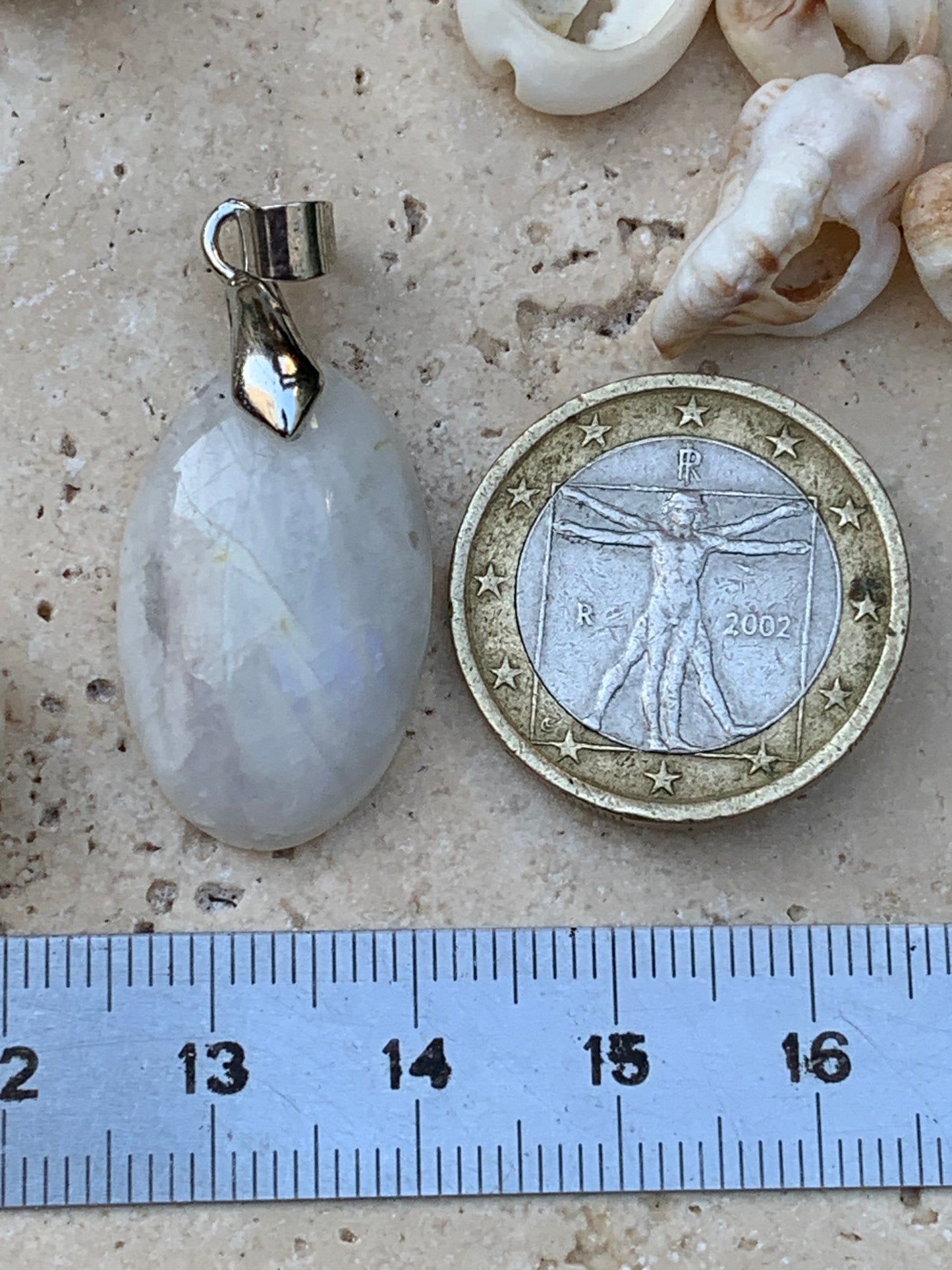 Labradorite blanche/ pierre de lune, pendentif en 'cabochon percé' de 36mm x 16 x 6. Qualité AA à AAA, vendu avec cordon réglable de couleur noire !