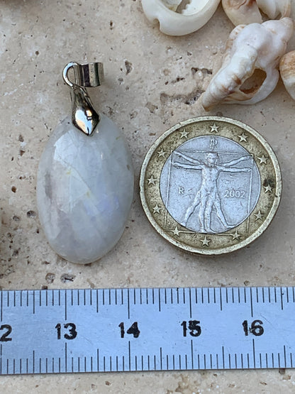 Labradorite blanche/ pierre de lune, pendentif en 'cabochon percé' de 36mm x 16 x 6. Qualité AA à AAA, vendu avec cordon réglable de couleur noire !