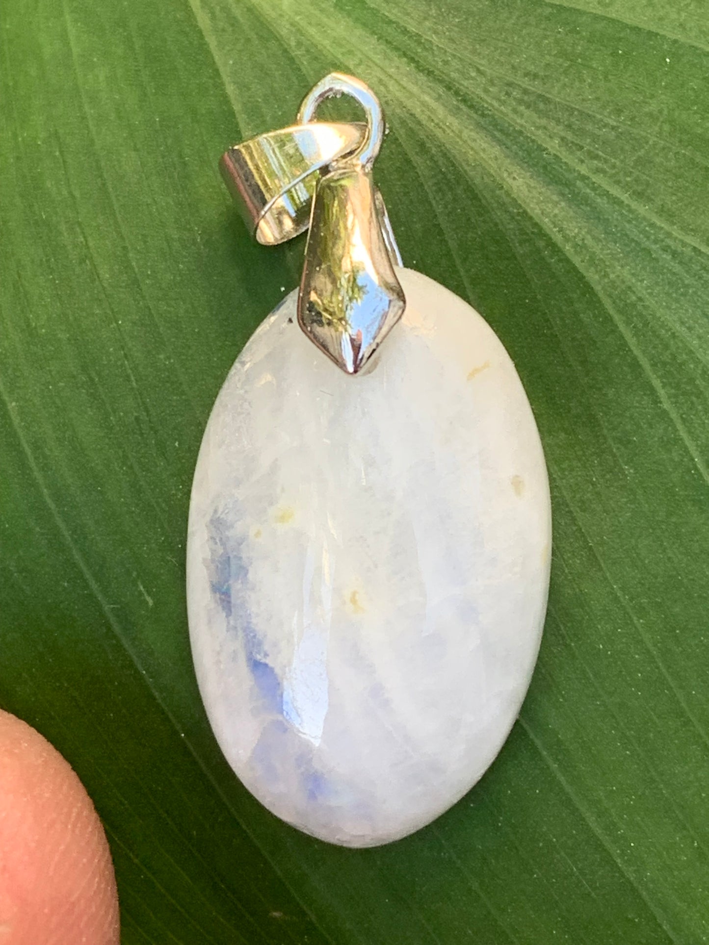 Labradorite blanche/ pierre de lune, pendentif en 'cabochon percé' de 36mm x 16 x 6. Qualité AA à AAA, vendu avec cordon réglable de couleur noire !
