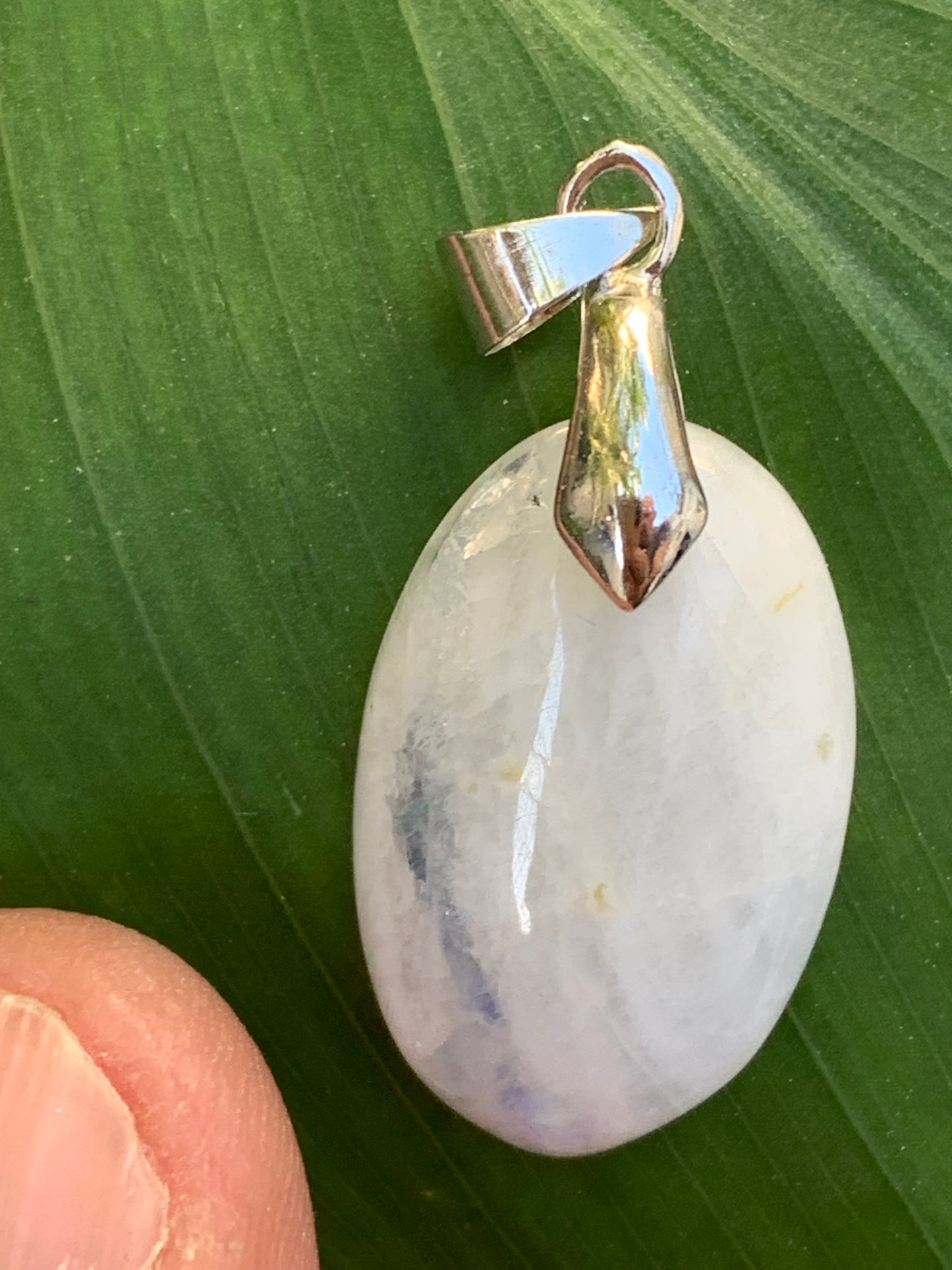 Labradorite blanche/ pierre de lune, pendentif en 'cabochon percé' de 36mm x 16 x 6. Qualité AA à AAA, vendu avec cordon réglable de couleur noire !