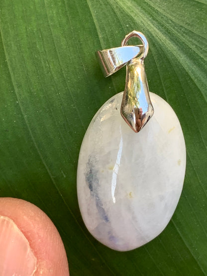 Labradorite blanche/ pierre de lune, pendentif en 'cabochon percé' de 36mm x 16 x 6. Qualité AA à AAA, vendu avec cordon réglable de couleur noire !