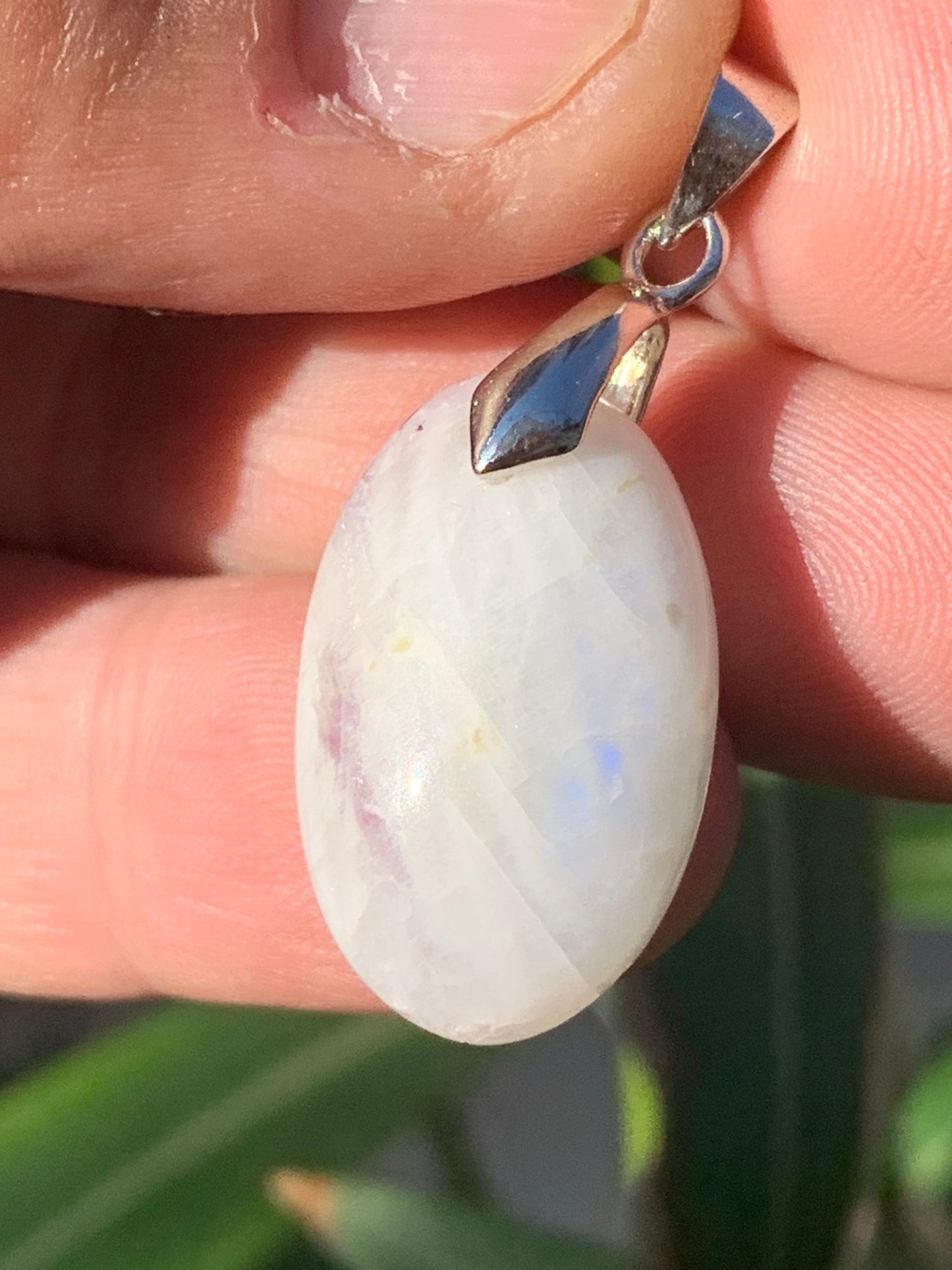 Labradorite blanche/ pierre de lune, pendentif en 'cabochon percé' de 36mm x 16 x 6. Qualité AA à AAA, vendu avec cordon réglable de couleur noire !