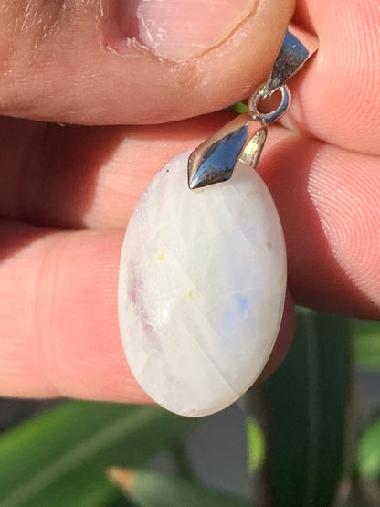 Labradorite blanche/ pierre de lune, pendentif en 'cabochon percé' de 36mm x 16 x 6. Qualité AA à AAA, vendu avec cordon réglable de couleur noire !