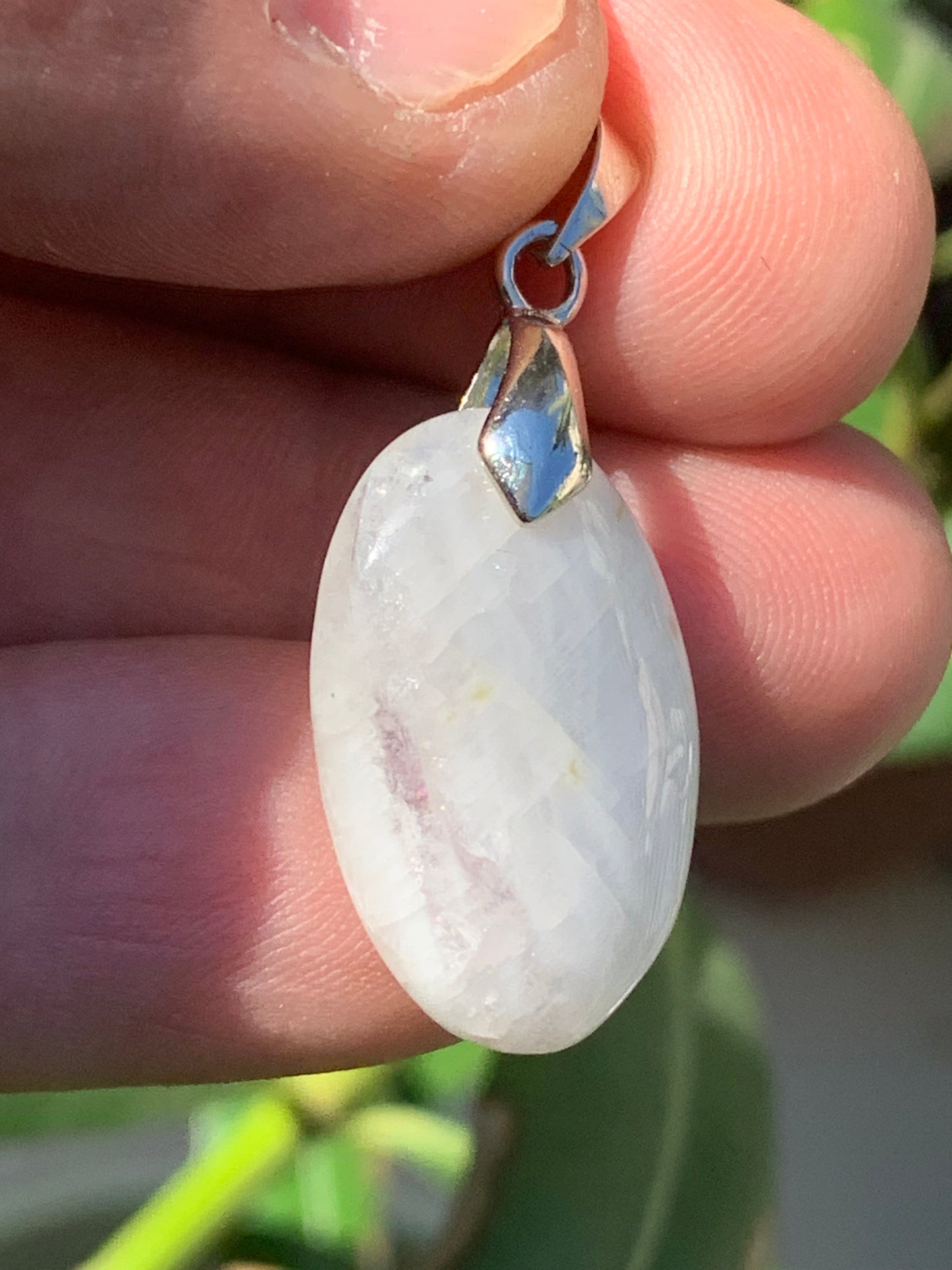 Labradorite blanche/ pierre de lune, pendentif en 'cabochon percé' de 36mm x 16 x 6. Qualité AA à AAA, vendu avec cordon réglable de couleur noire !