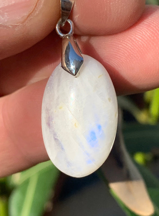 Labradorite blanche/ pierre de lune, pendentif en 'cabochon percé' de 36mm x 16 x 6. Qualité AA à AAA, vendu avec cordon réglable de couleur noire !