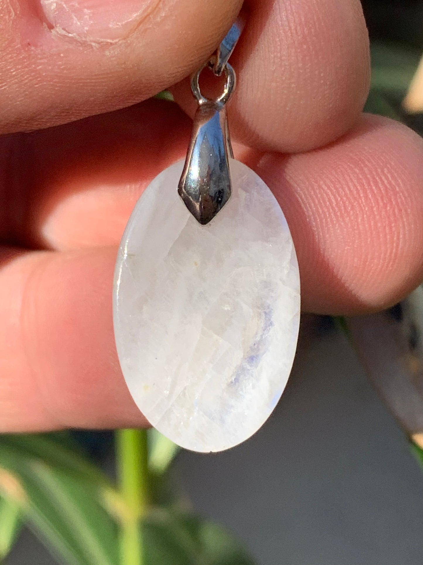 Labradorite blanche/ pierre de lune, pendentif en 'cabochon percé' de 36mm x 16 x 6. Qualité AA à AAA, vendu avec cordon réglable de couleur noire !