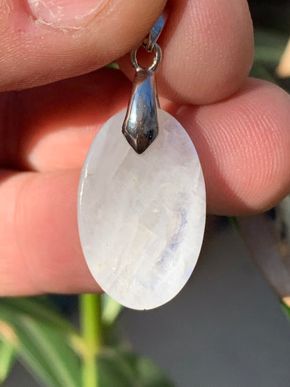 Labradorite blanche/ pierre de lune, pendentif en 'cabochon percé' de 36mm x 16 x 6. Qualité AA à AAA, vendu avec cordon réglable de couleur noire !
