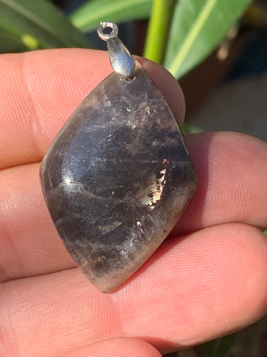 Pierre de lune 'noire', pendentif/ 'cabochon percé' de 48mm x27 x7. Vendu avec cordon réglable de couleur noire !