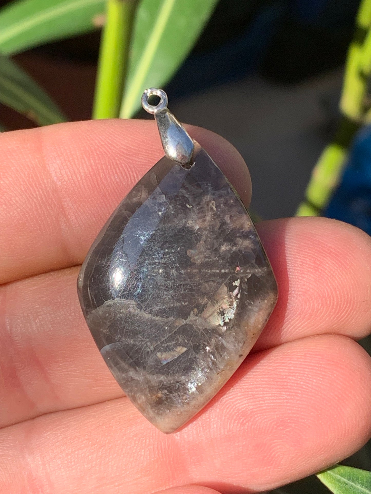 Pierre de lune noire, pendentif en cabochon percé de 48mm x27 x7. Vendu avec cordon réglable de couleur noire !