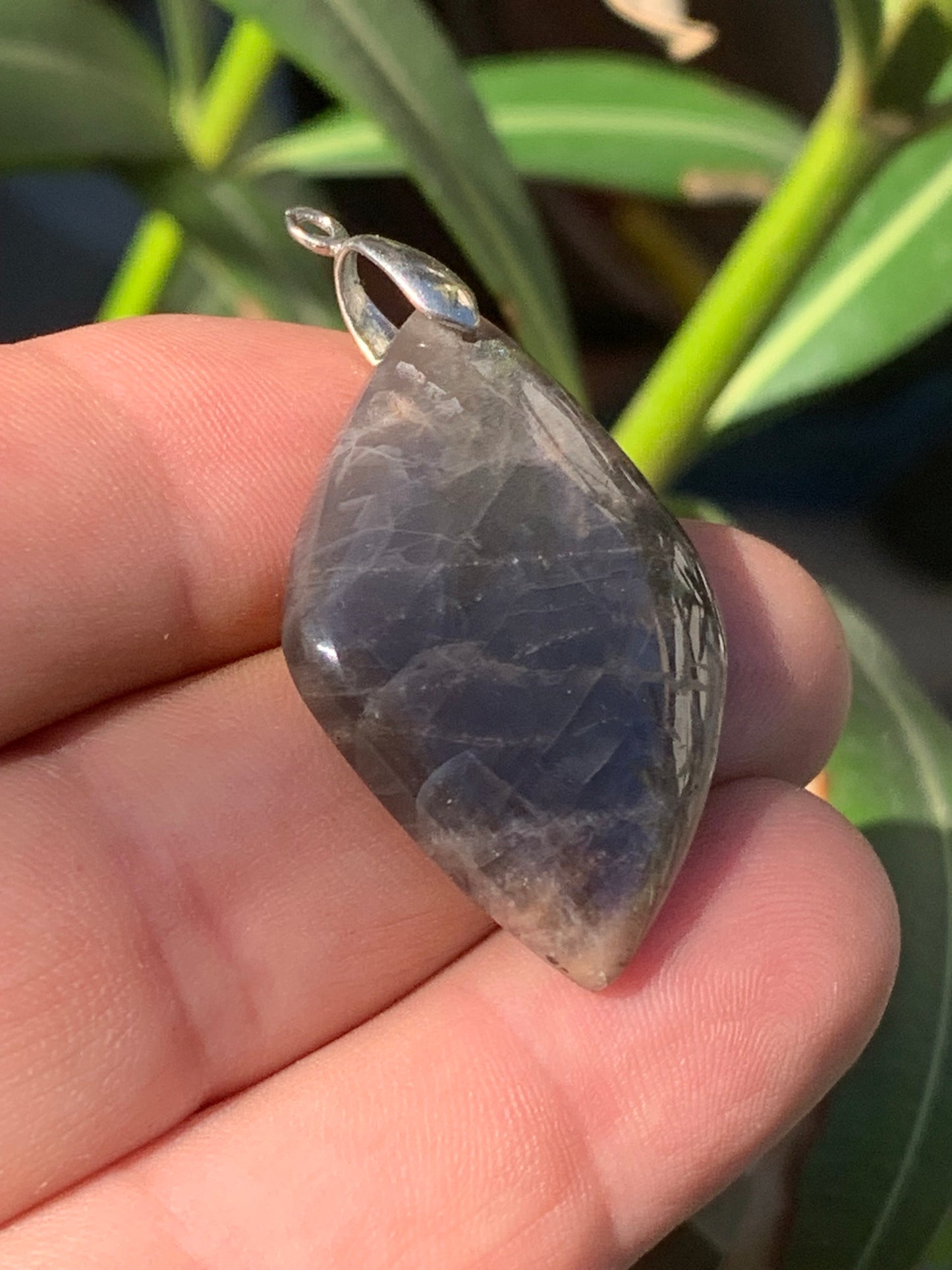 Pierre de lune noire, pendentif en cabochon percé de 48mm x27 x7. Vendu avec cordon réglable de couleur noire !