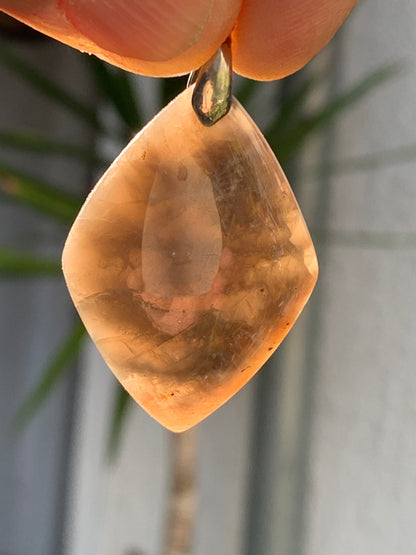 Pierre de lune noire, pendentif en cabochon percé de 48mm x27 x7. Vendu avec cordon réglable de couleur noire !