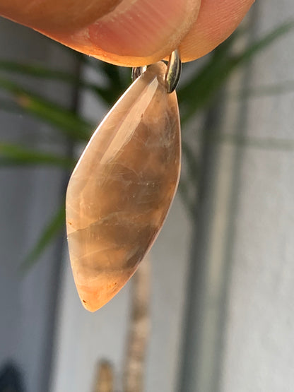 Pierre de lune noire, pendentif en cabochon percé de 48mm x27 x7. Vendu avec cordon réglable de couleur noire !