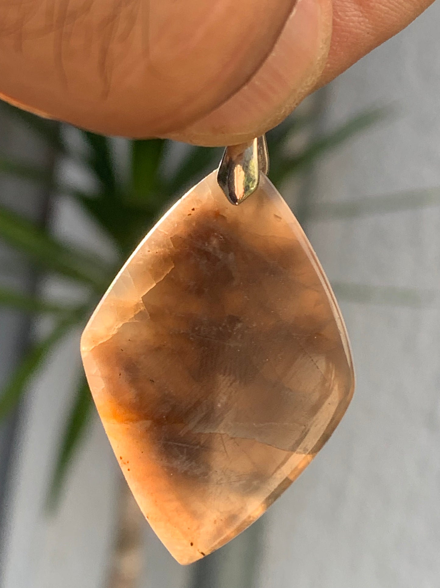 Pierre de lune noire, pendentif en cabochon percé de 48mm x27 x7. Vendu avec cordon réglable de couleur noire !