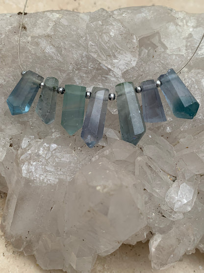 Fluorite bleue, set de 7 cristaux percés de 18 à 27 mm x 7 à 8 x 5 à 7. Qualité AA à AAA, parfait pour être monter en bijoux ou collection !