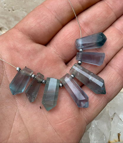 Fluorite bleue, set de 7 cristaux percés de 18 à 27 mm x 7 à 8 x 5 à 7. Qualité AA à AAA, parfait pour être monter en bijoux ou collection !