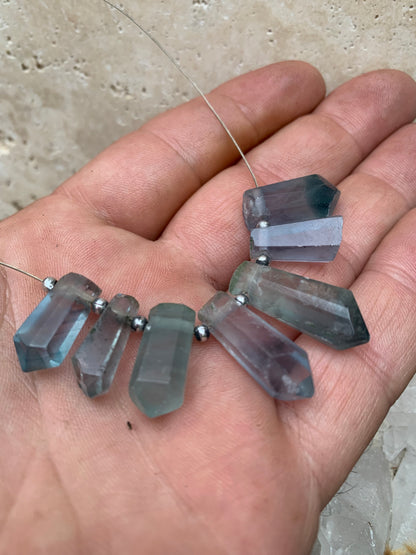 Fluorite bleue, set de 7 cristaux percés de 18 à 27 mm x 7 à 8 x 5 à 7. Qualité AA à AAA, parfait pour être monter en bijoux ou collection !