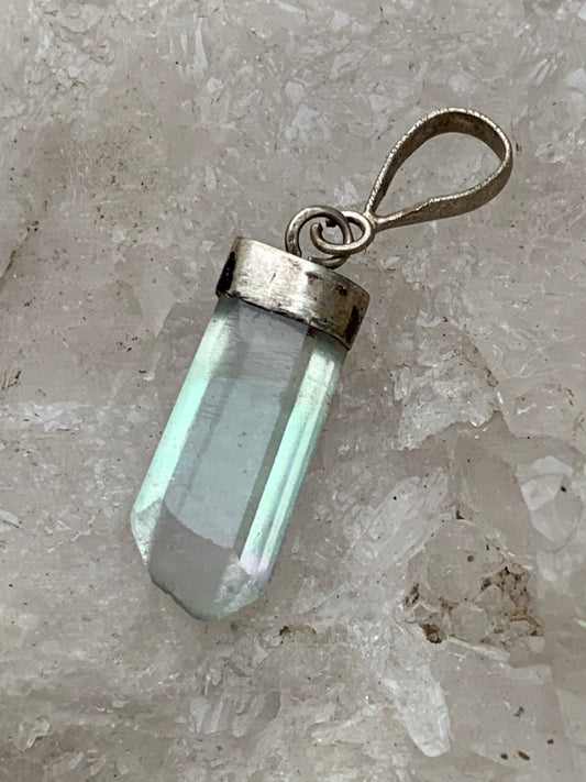 Fluorite bleue (rare), pièce unique en Argent de 35 millimètres x 9 x 5. Vendu avec un cordon réglable de couleur noire !