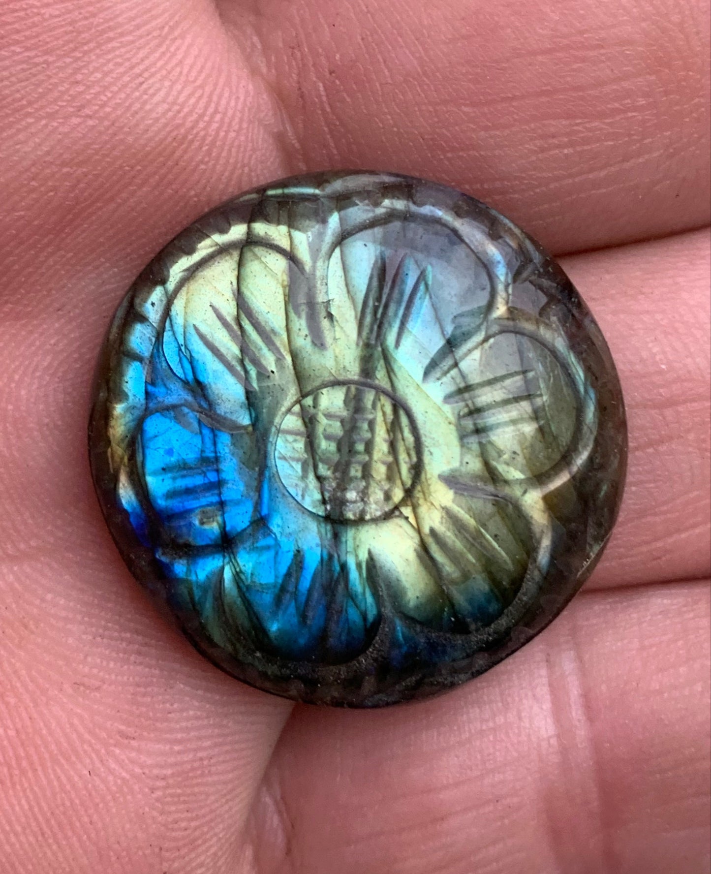 Labradorite, cabochon gravé de 27mm de diamètre x 8. Qualité AA à AAA, parfait pour être monter en bijoux ou collection !