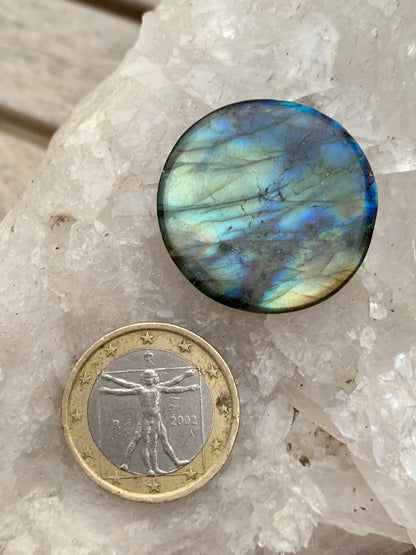 Labradorite, cabochon gravé de 27mm de diamètre x 8. Qualité AA à AAA, parfait pour être monter en bijoux ou collection !