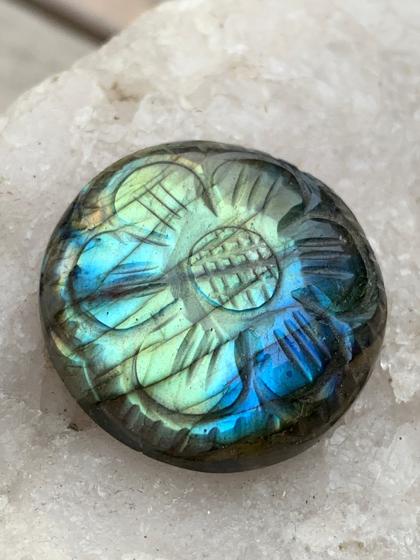 Labradorite, cabochon gravé de 27mm de diamètre x 8. Qualité AA à AAA, parfait pour être monter en bijoux ou collection !