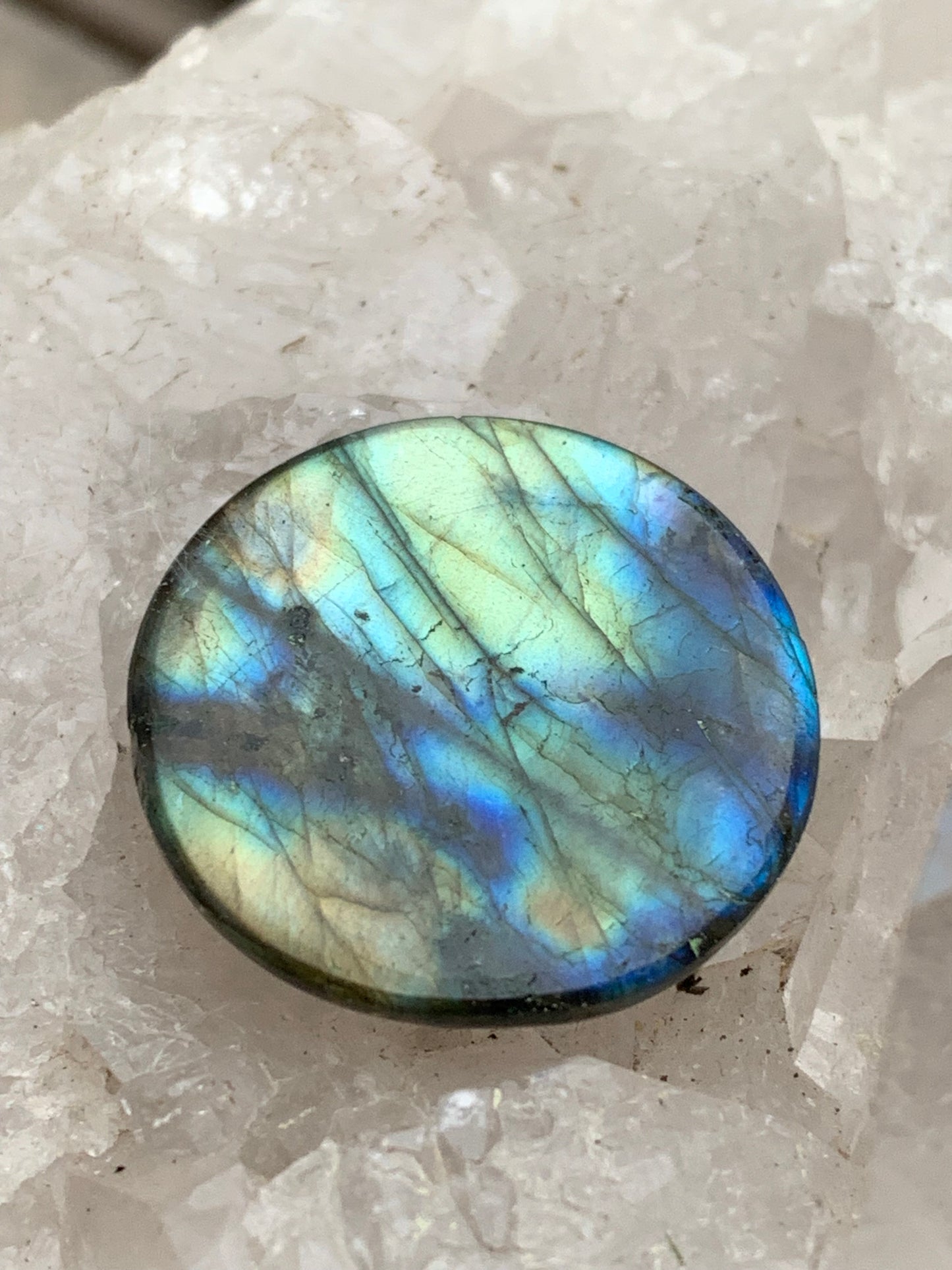 Labradorite, cabochon gravé de 27mm de diamètre x 8. Qualité AA à AAA, parfait pour être monter en bijoux ou collection !
