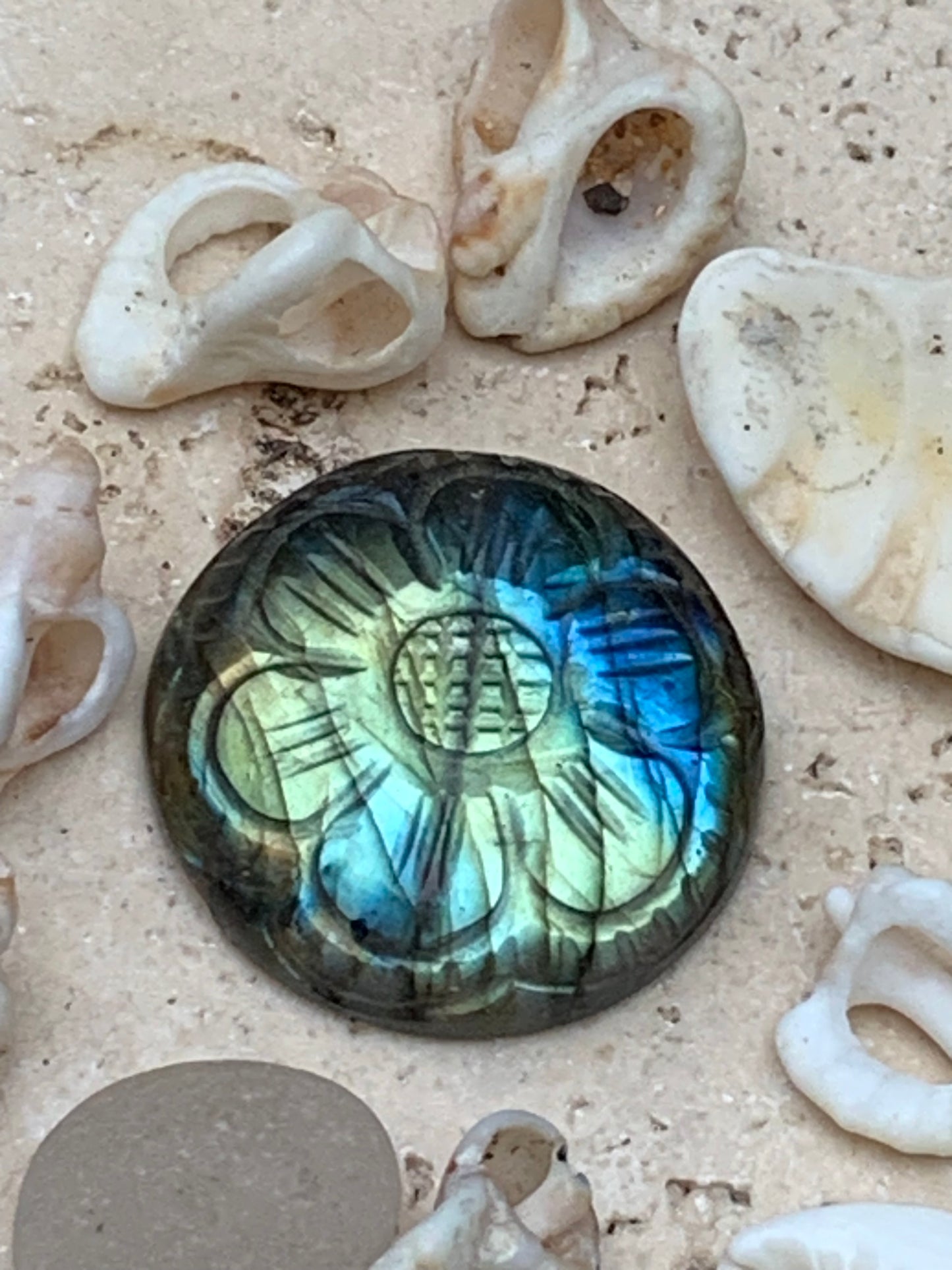 Labradorite, cabochon gravé de 27mm de diamètre x 8. Qualité AA à AAA, parfait pour être monter en bijoux ou collection !