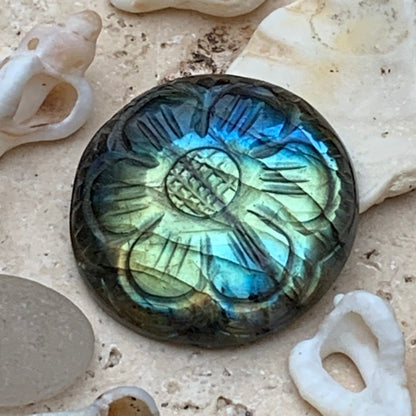 Labradorite, cabochon gravé de 27mm de diamètre x 8. Qualité AA à AAA, parfait pour être monter en bijoux ou collection !