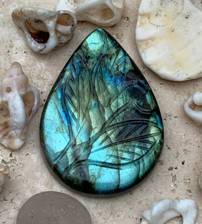 Labradorite, cabochon gravé de 42mm x 30 x 7. Qualité AA à AAA, parfait pour être monter en bijoux ou collection !