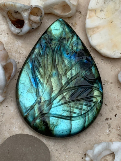 Labradorite, cabochon gravé de 42mm x 30 x 7. Qualité AA à AAA, parfait pour être monter en bijoux ou collection !