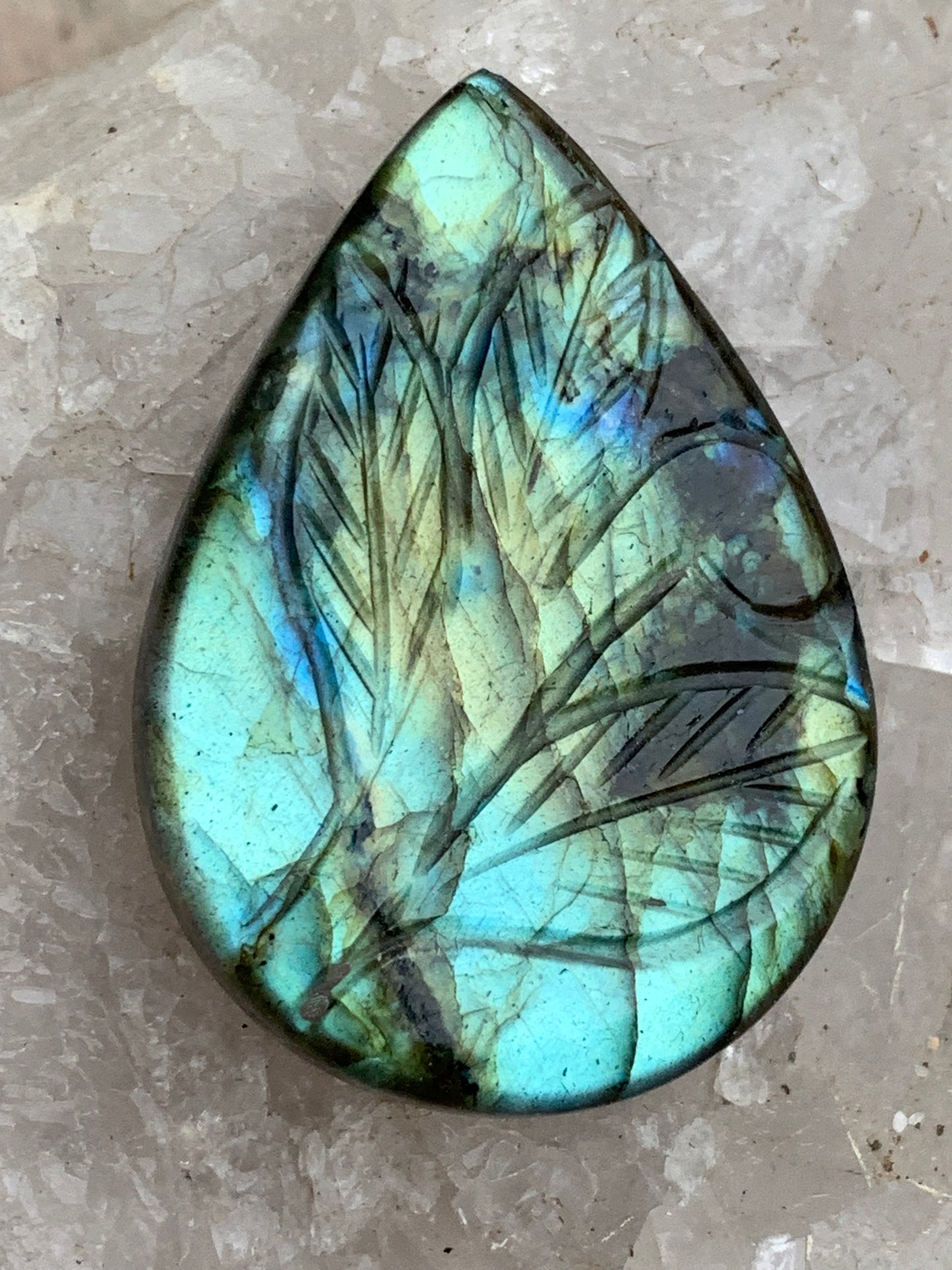 Labradorite, cabochon gravé de 42mm x 30 x 7. Qualité AA à AAA, parfait pour être monter en bijoux ou collection !