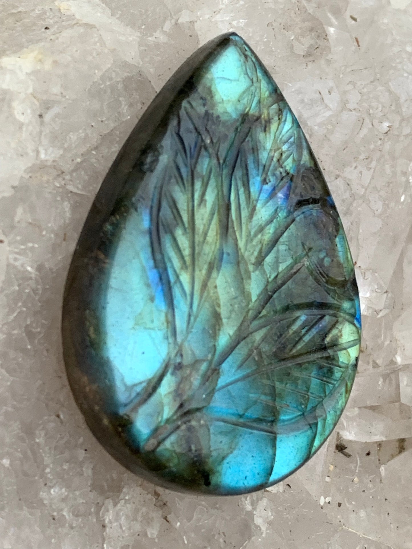 Labradorite, cabochon gravé de 42mm x 30 x 7. Qualité AA à AAA, parfait pour être monter en bijoux ou collection !