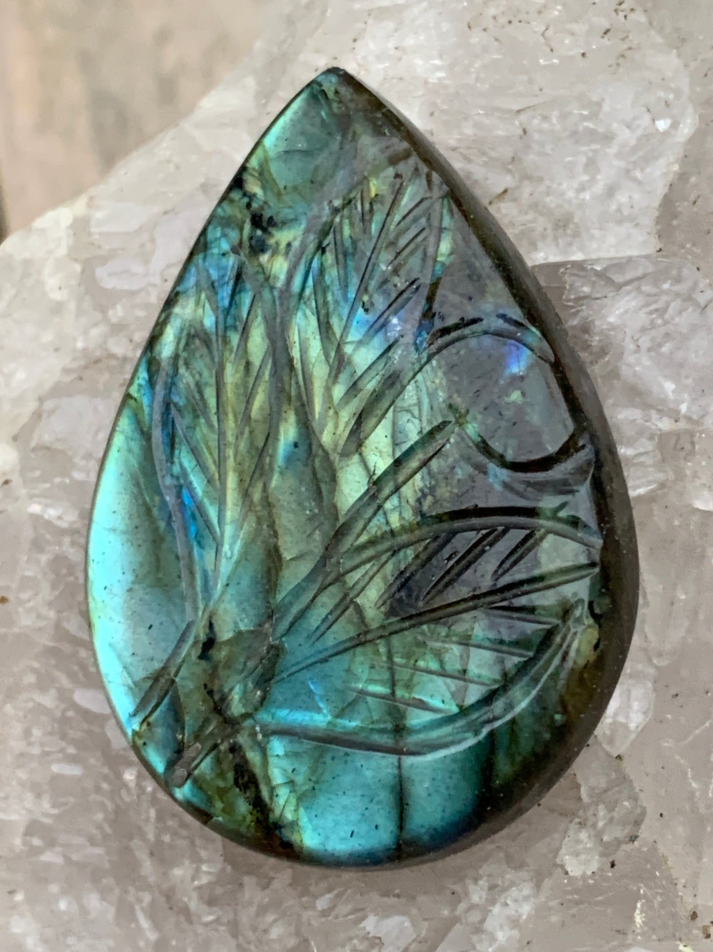 Labradorite, cabochon gravé de 42mm x 30 x 7. Qualité AA à AAA, parfait pour être monter en bijoux ou collection !