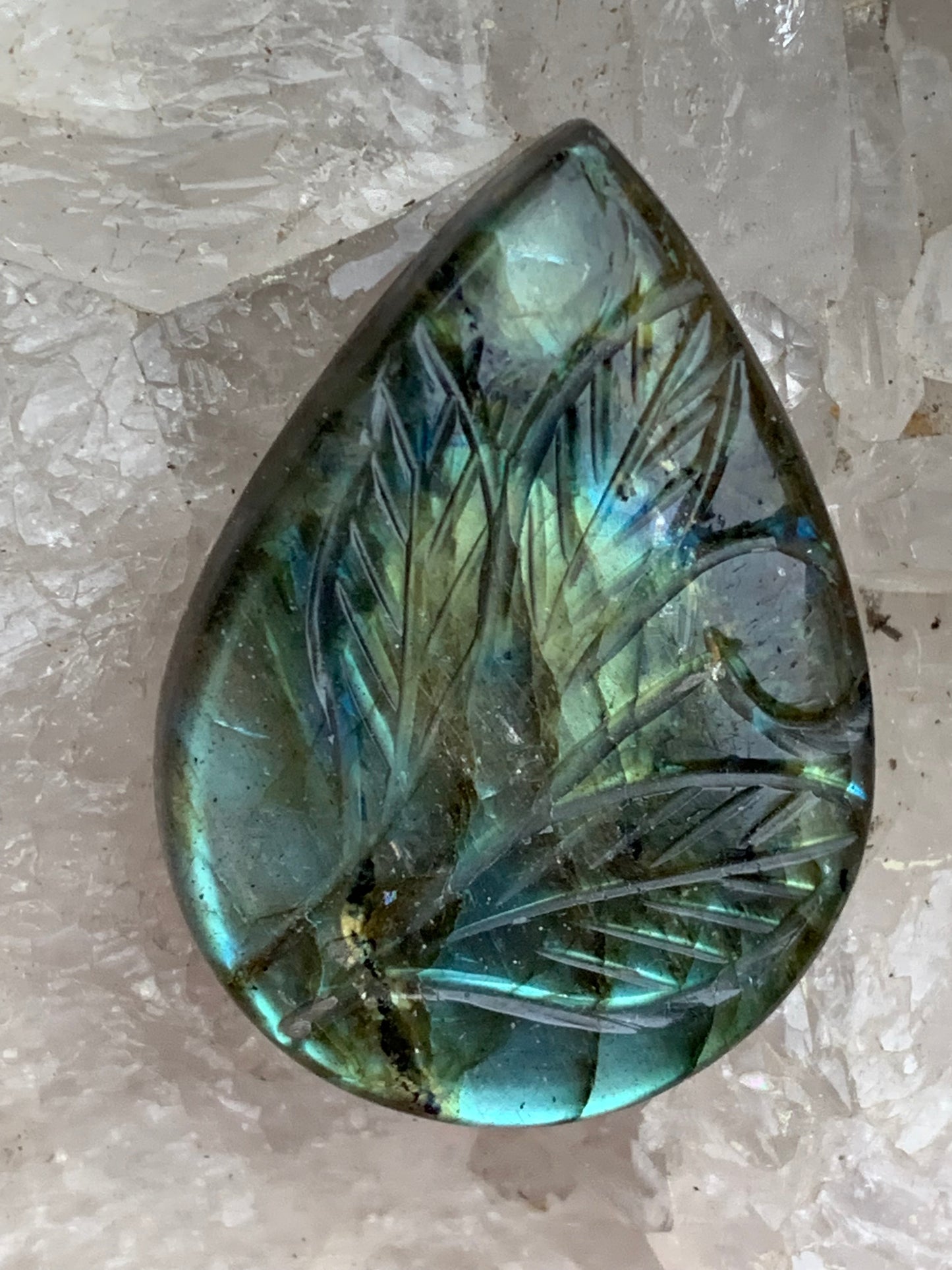 Labradorite, cabochon gravé de 42mm x 30 x 7. Qualité AA à AAA, parfait pour être monter en bijoux ou collection !