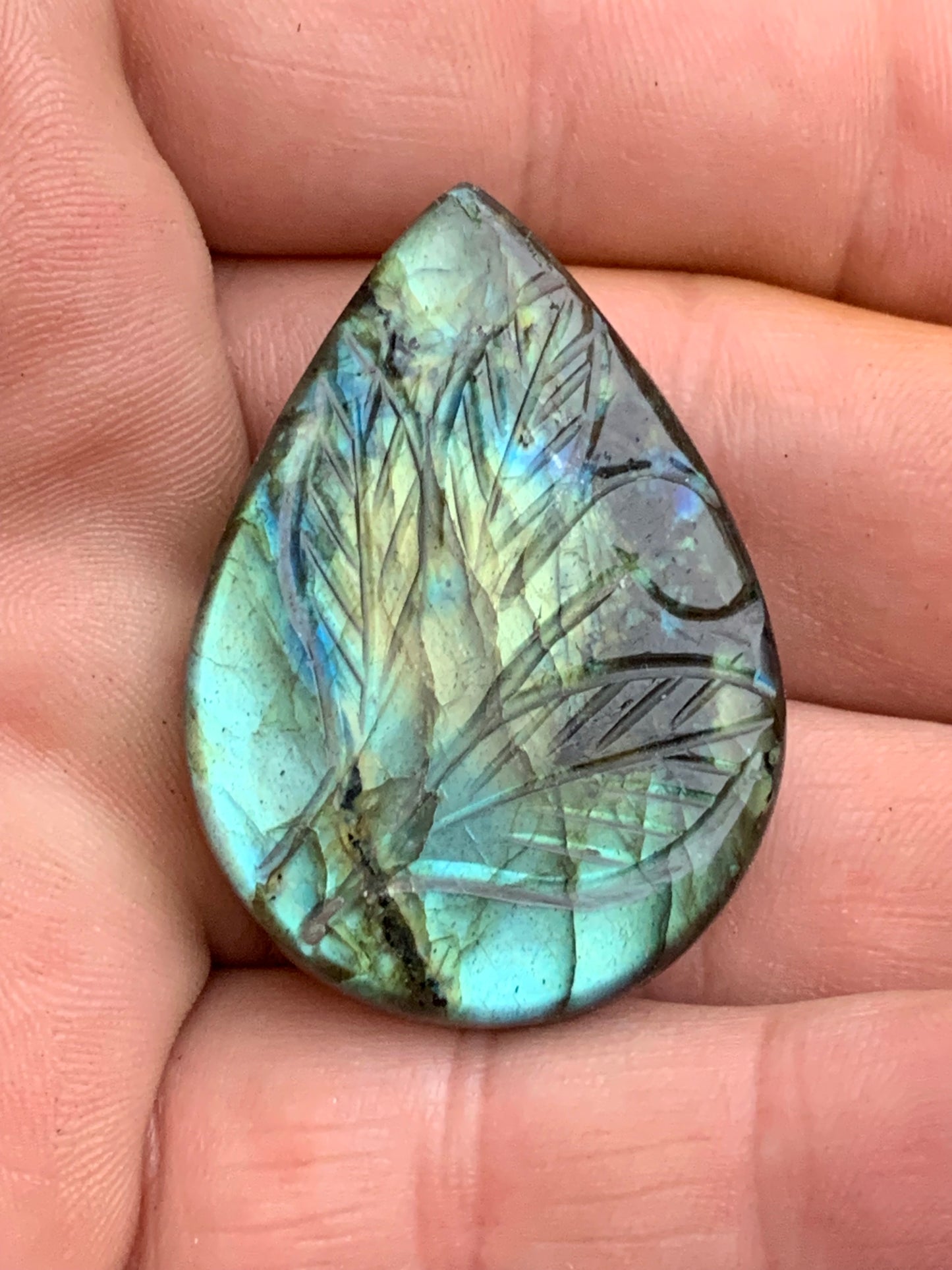 Labradorite, cabochon gravé de 42mm x 30 x 7. Qualité AA à AAA, parfait pour être monter en bijoux ou collection !