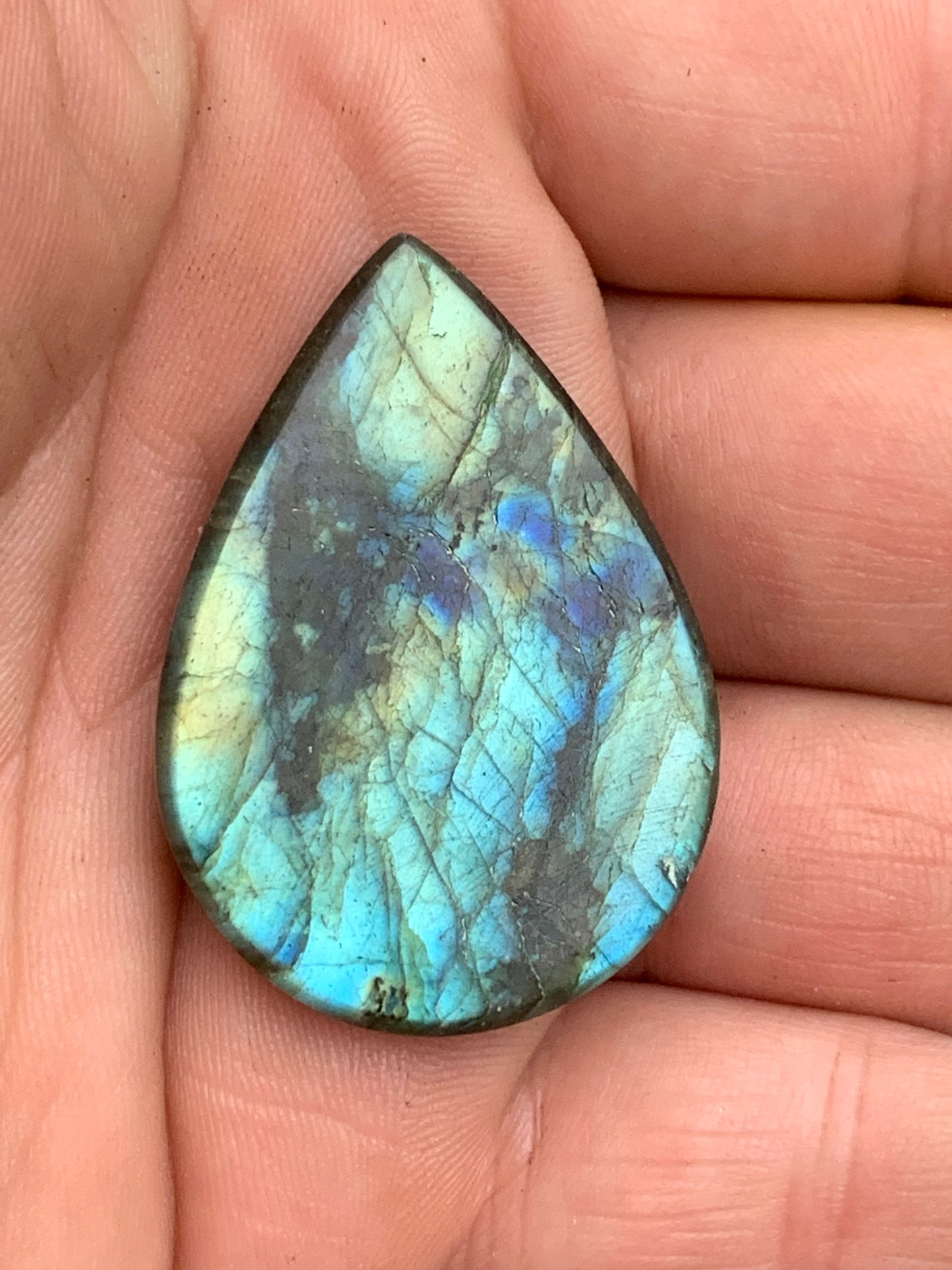 Labradorite, cabochon gravé de 42mm x 30 x 7. Qualité AA à AAA, parfait pour être monter en bijoux ou collection !