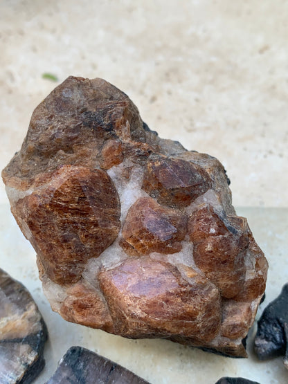 Andalousite/ Chiastolite, 5 pièces au choix dont 4 sciés avec une croix naturelle ! Protection, ancrage, transmutation, harmonie et plus encore !