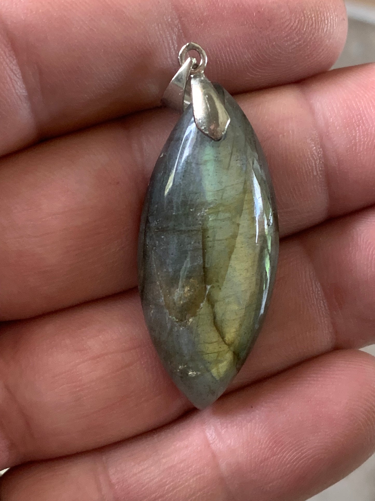 Labradorite, pendentif 'cabochon percé' de 50mm x 20 x 10. Qualité A à AA, vendu avec cordon réglable de couleur noire !