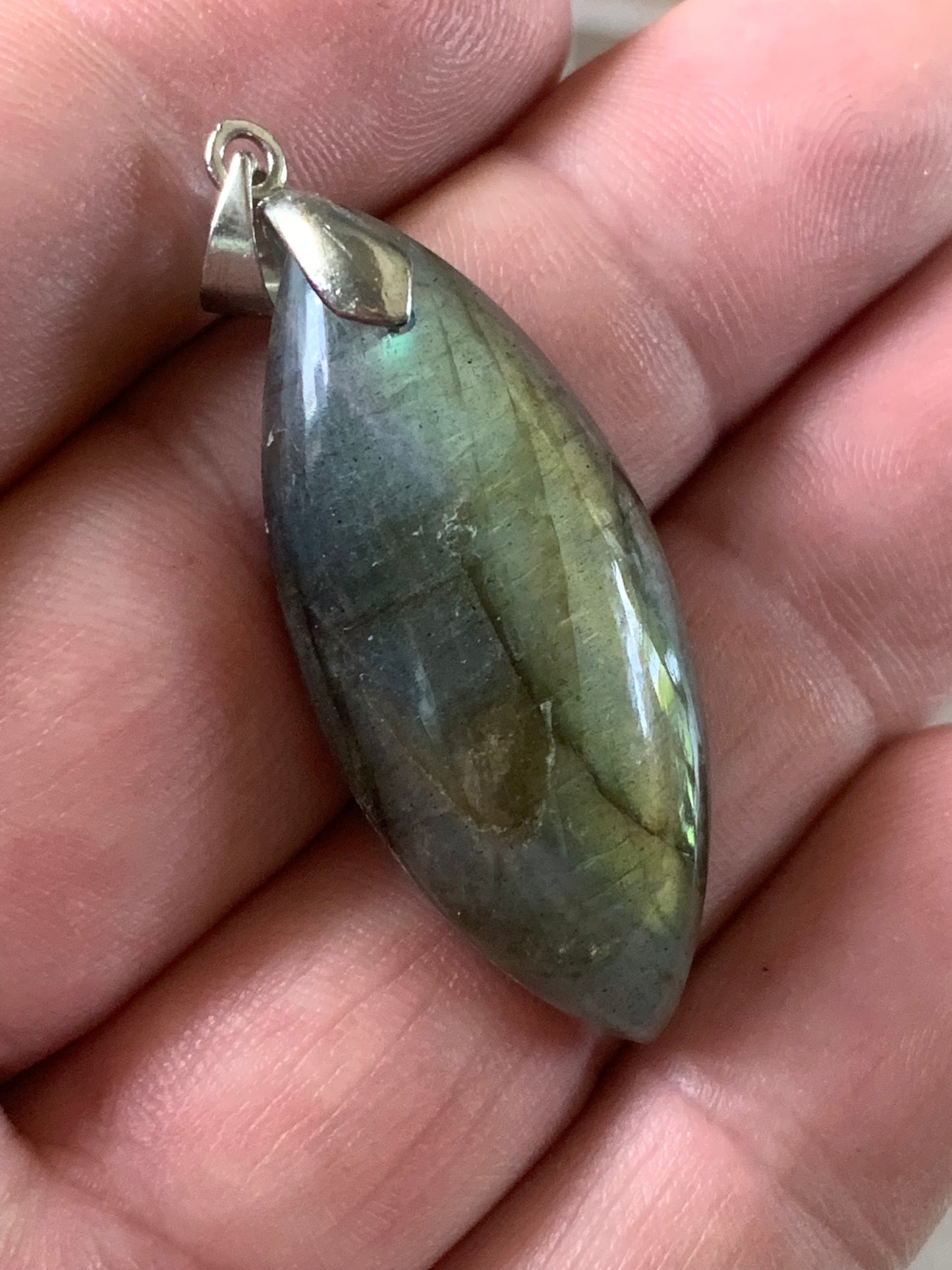 Labradorite, pendentif 'cabochon percé' de 50mm x 20 x 10. Qualité A à AA, vendu avec cordon réglable de couleur noire !