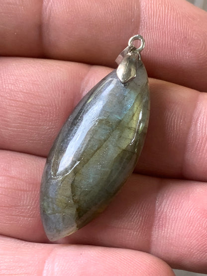 Labradorite, pendentif 'cabochon percé' de 50mm x 20 x 10. Qualité A à AA, vendu avec cordon réglable de couleur noire !