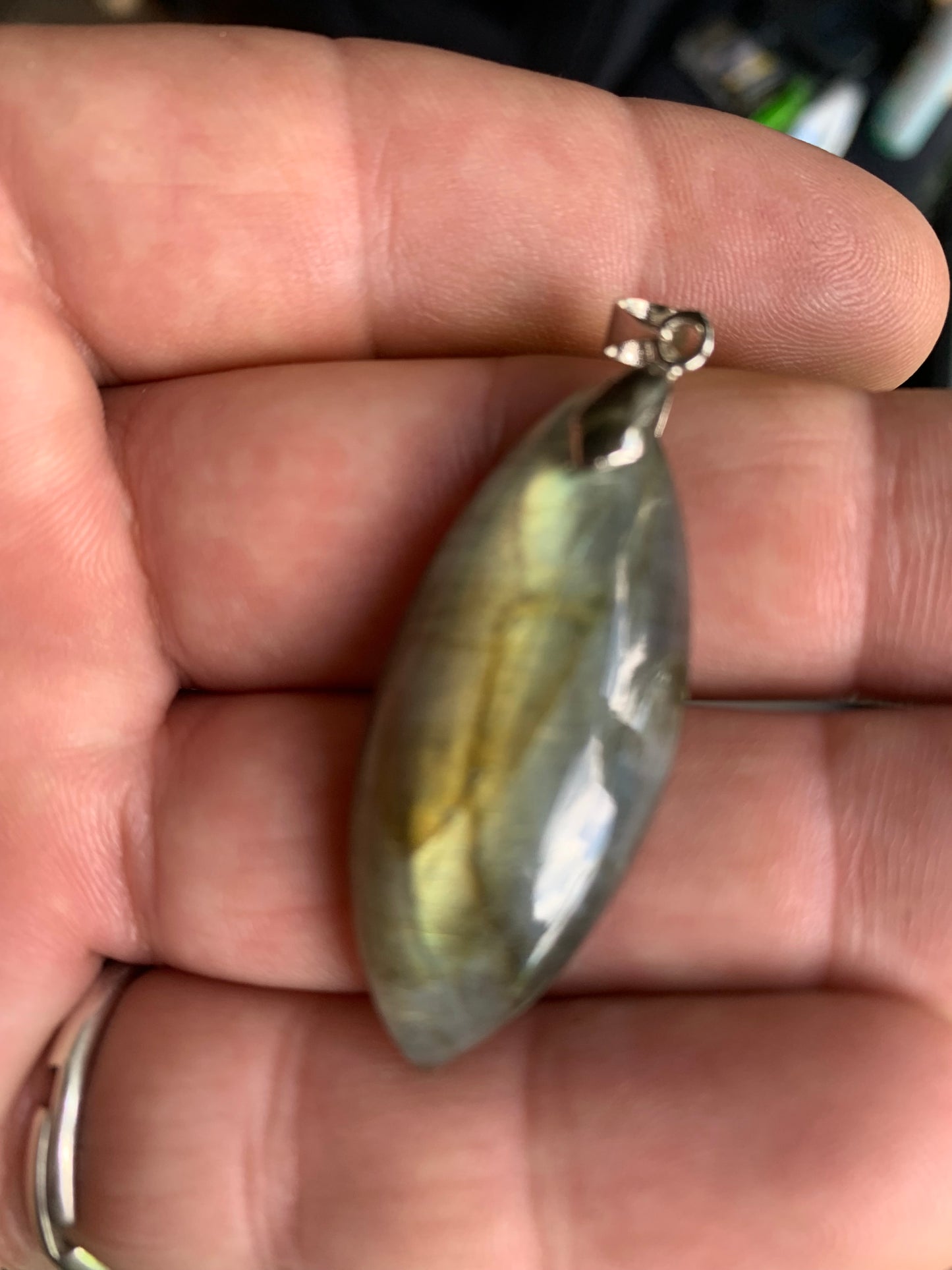 Labradorite, pendentif 'cabochon percé' de 50mm x 20 x 10. Qualité A à AA, vendu avec cordon réglable de couleur noire !