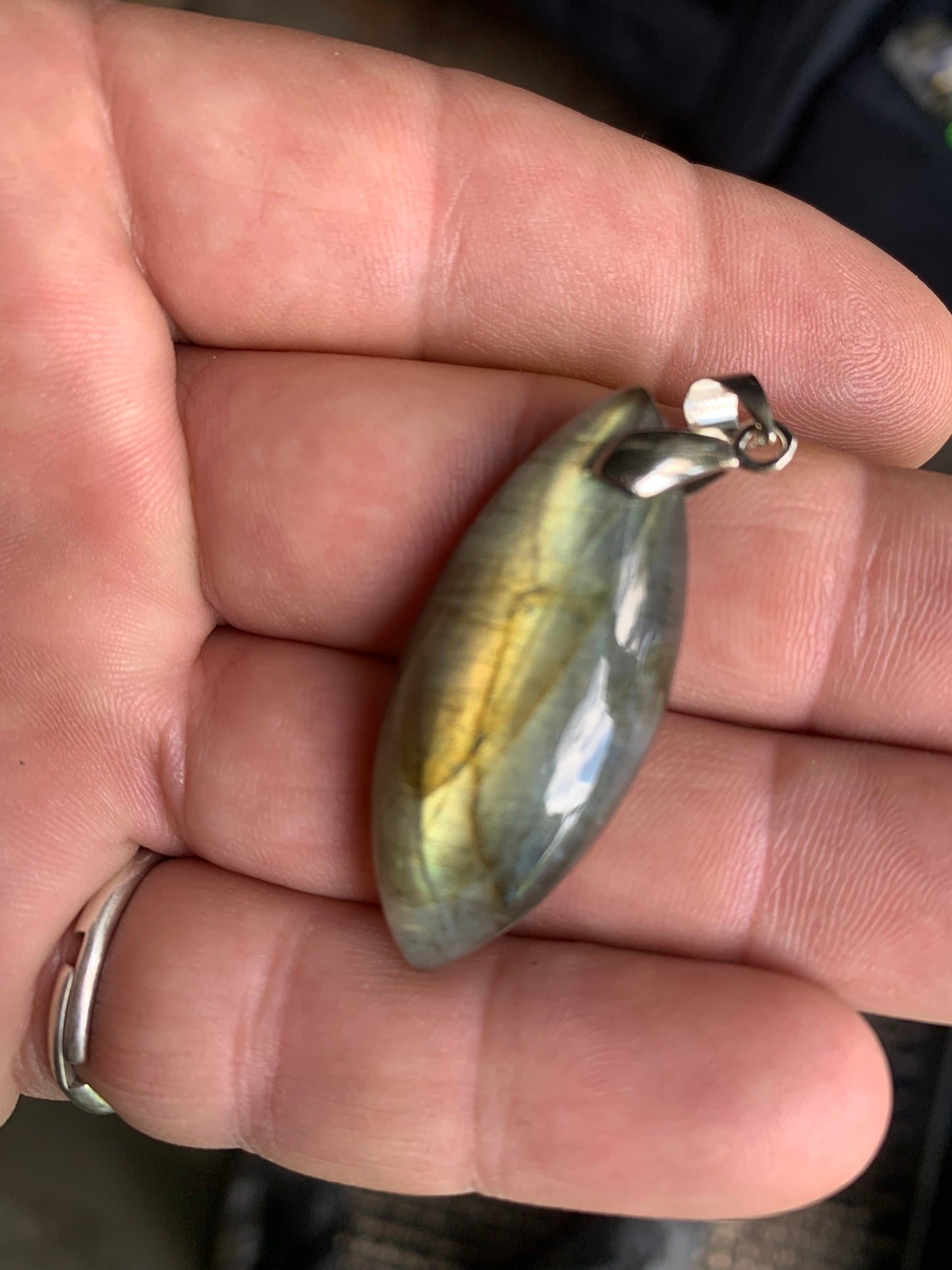 Labradorite, pendentif 'cabochon percé' de 50mm x 20 x 10. Qualité A à AA, vendu avec cordon réglable de couleur noire !