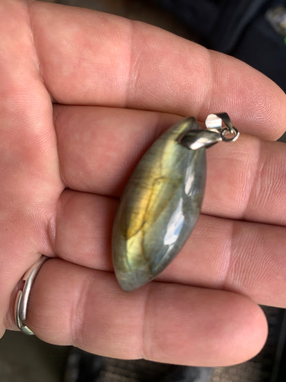 Labradorite, pendentif 'cabochon percé' de 50mm x 20 x 10. Qualité A à AA, vendu avec cordon réglable de couleur noire !