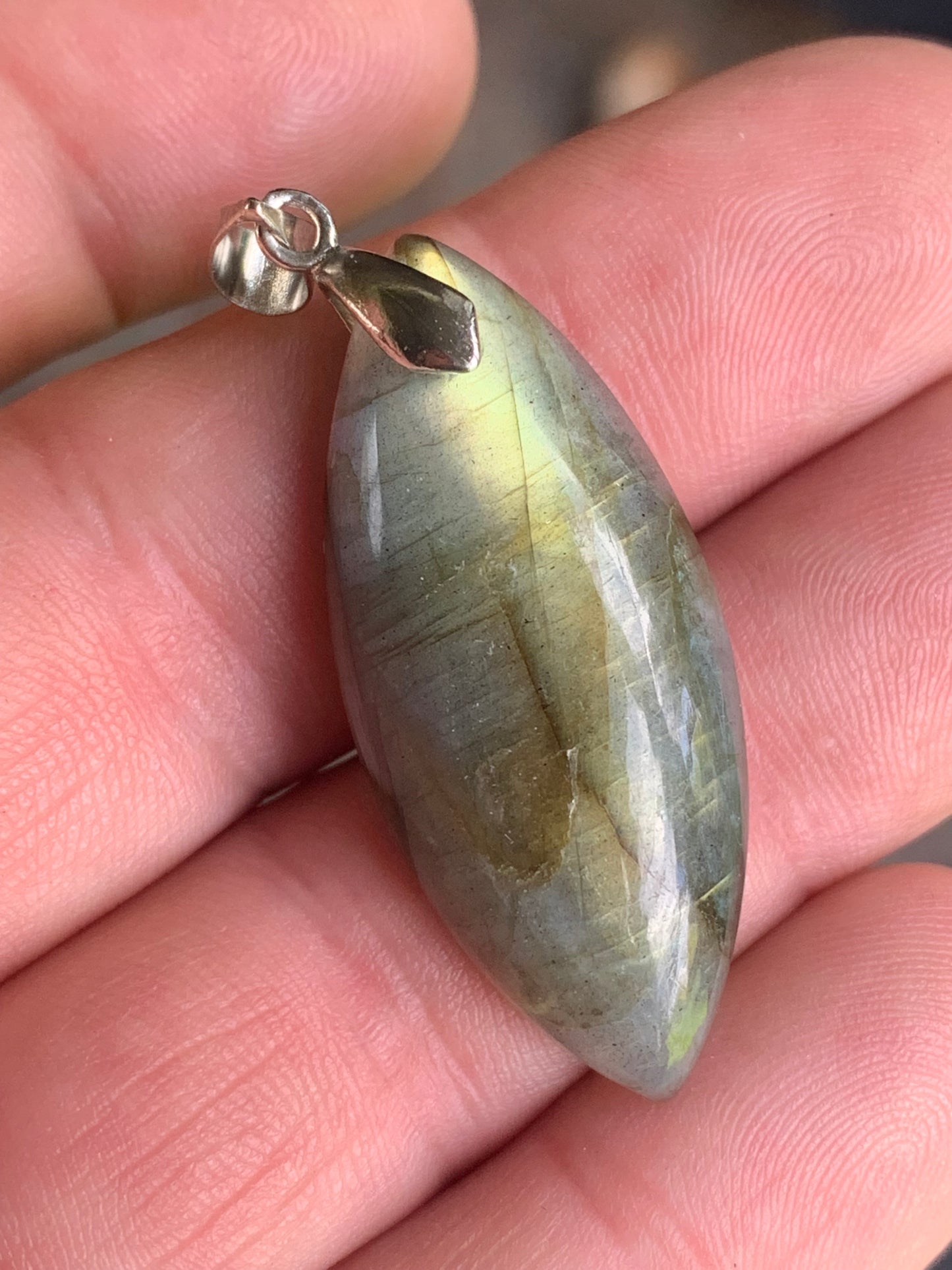 Labradorite, pendentif 'cabochon percé' de 50mm x 20 x 10. Qualité A à AA, vendu avec cordon réglable de couleur noire !