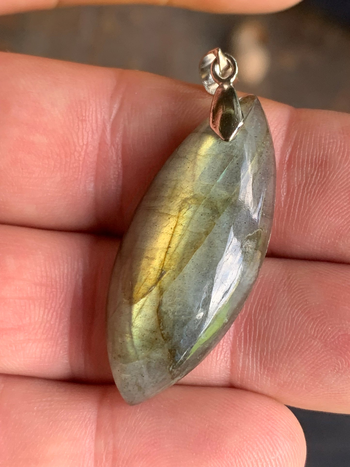 Labradorite, pendentif 'cabochon percé' de 50mm x 20 x 10. Qualité A à AA, vendu avec cordon réglable de couleur noire !