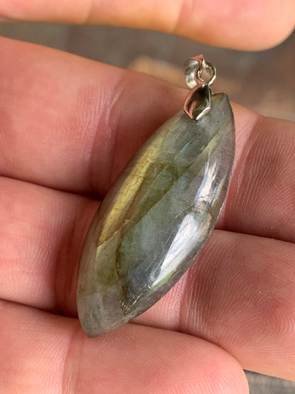Labradorite, pendentif 'cabochon percé' de 50mm x 20 x 10. Qualité A à AA, vendu avec cordon réglable de couleur noire !