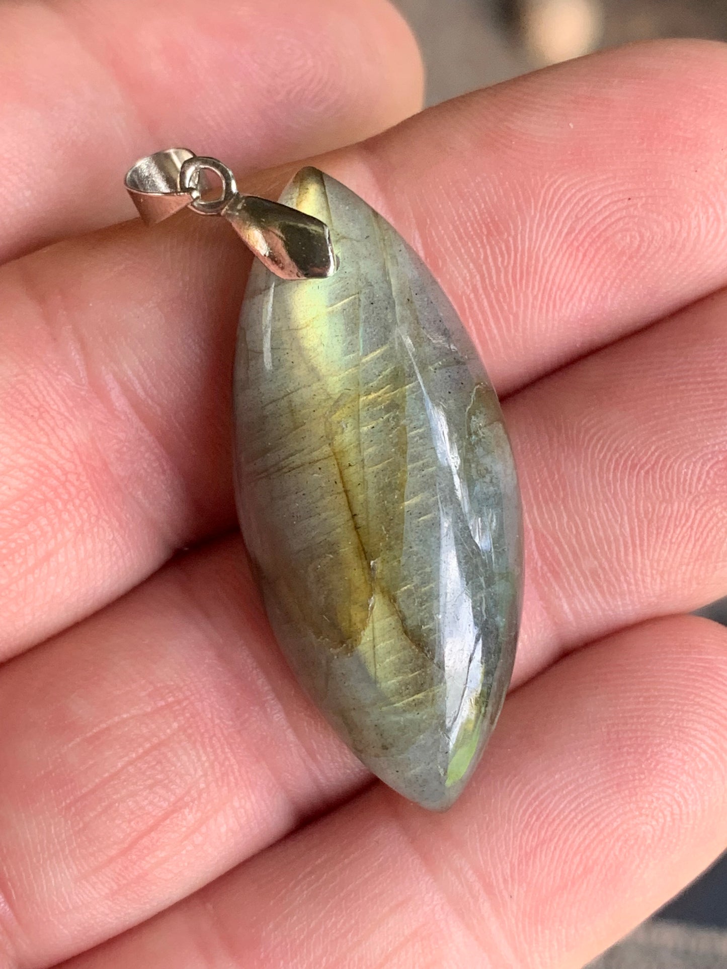 Labradorite, pendentif 'cabochon percé' de 50mm x 20 x 10. Qualité A à AA, vendu avec cordon réglable de couleur noire !
