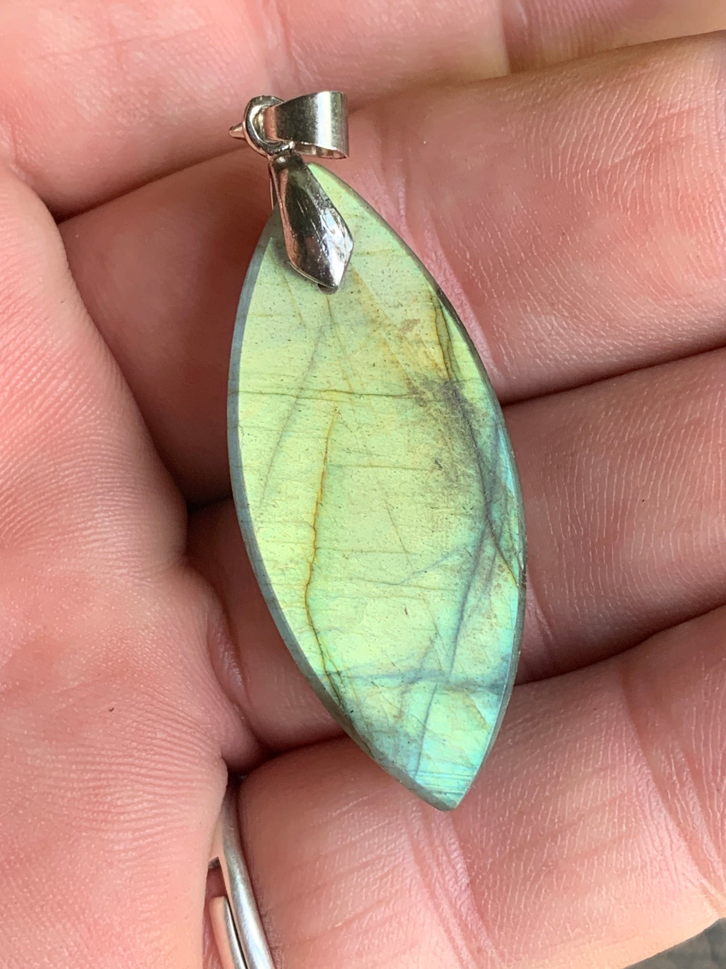 Labradorite, pendentif 'cabochon percé' de 50mm x 20 x 10. Qualité A à AA, vendu avec cordon réglable de couleur noire !