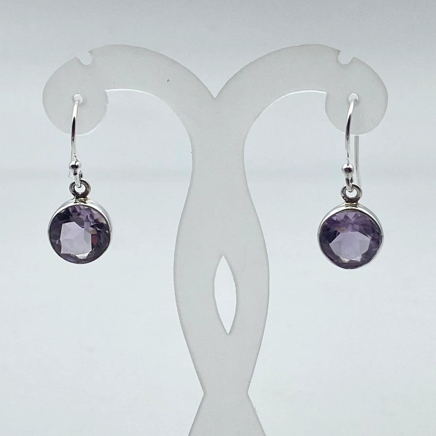Boucles d'oreilles en Améthyste, cabochon sertis de formes rondes, qualité AA à AAA. Vendu en finition Argent, parfait !
